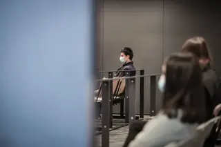O criador da plataforma Football Leaks, Rui Pinto, dentro da sala do tribunal do Campus de Justiça, em Lisboa, onde arrancou o seu julgamento. É acusado de 90 crimes.