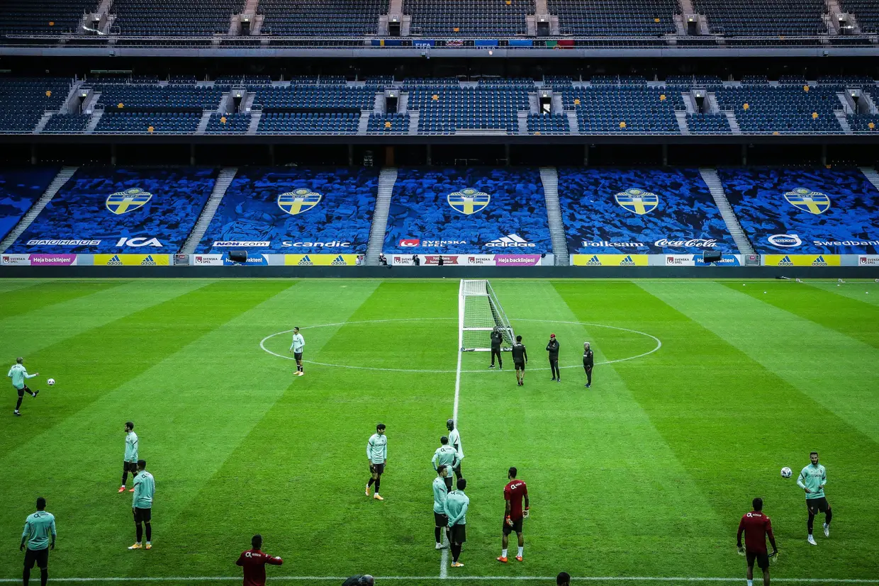 Jogadores da seleção nacional durante uma sessão de treino na Friends Arena, em Estocolmo, na Suécia, onde vai defrontar a equipa sueca na terça-feira, para a Liga das Nações.
