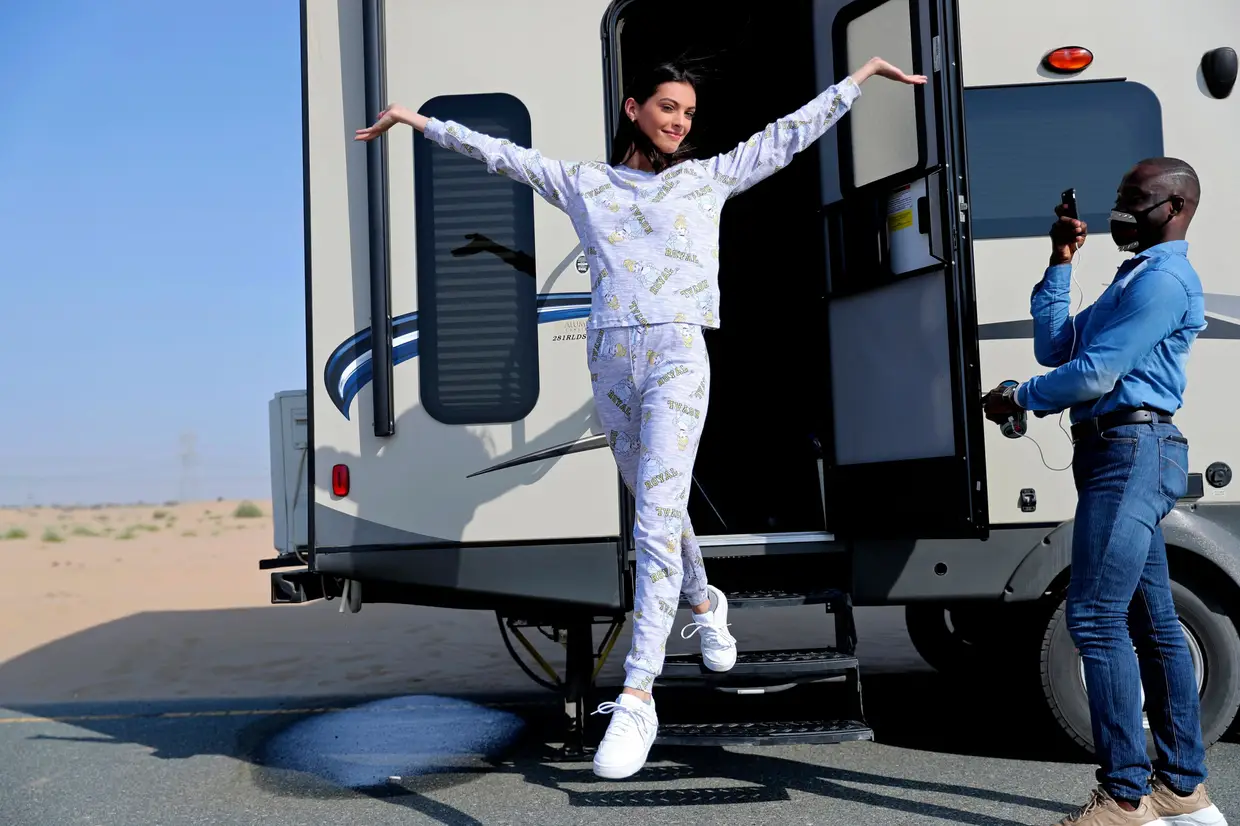 Modelo May Tager faz uma sessão fotográfica para a marca Fix, no Dubai.