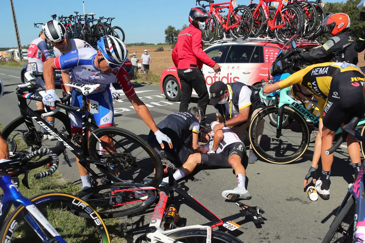 Nicolas Roche, da Irlanda, após cair durante a décima etapa da corrida de ciclismo da Volta a França.