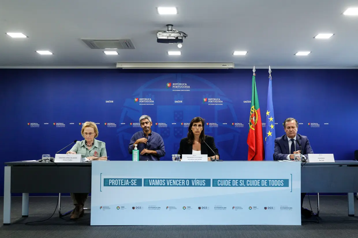 A diretora-Geral da Saúde, Graça Freitas, a secretária de Estado Adjunta e da Saúde, Jamila Madeira, e o pesidente do INFARMED, Rui Ivo, durante a conferência de imprensa diária de atualização de informação da situação epidemiológica em Portugal, relativa à infeção pelo novo coronavírus (Covid-19), realizada no Ministério da Saúde, em Lisboa.