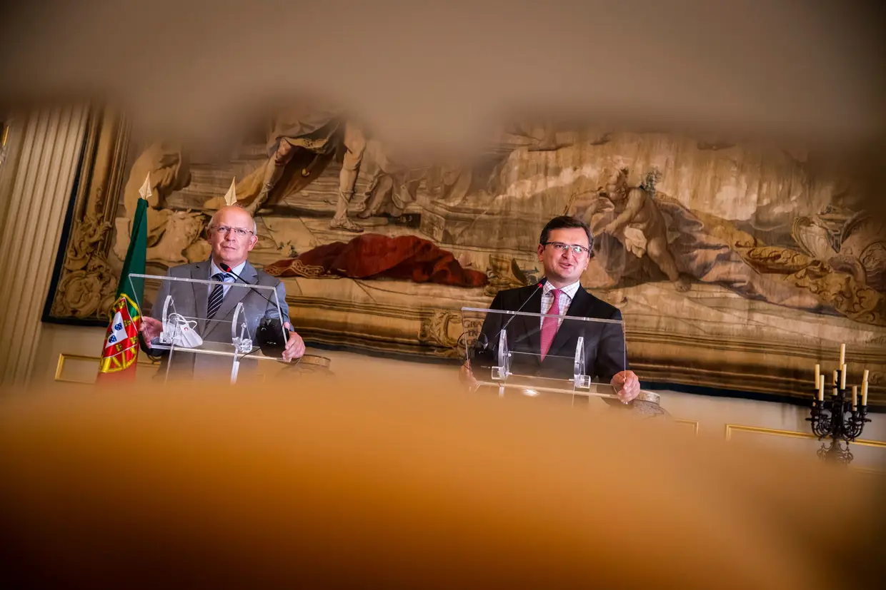O ministro dos Negócios Estrangeiros, Augusto Santos Silva, e o homólogo ucraniano, Dmytro Kuleba, durante um encontro em Lisboa.