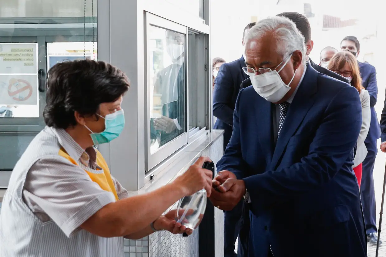 O primeiro-ministro, António Costa, desinfeta as mãos durante a visita à escola AEB Educação e Formação em Benavente, Santarém.