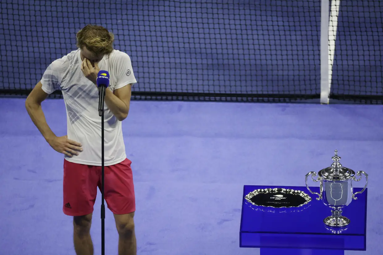 O tenista alemão Alexander Zverev emociona-se ao falar dos pais no discurso após a final do US Open que perdeu para Dominic Thiem.