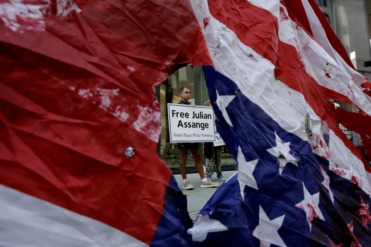 Um apoiante de Julian Assange, fundador do WikiLeaks, protesta junto ao tribunal criminal de Old Bailey, em Londres, onde decorre o julgamento sobre a sua extradição para os Estados Unidos.