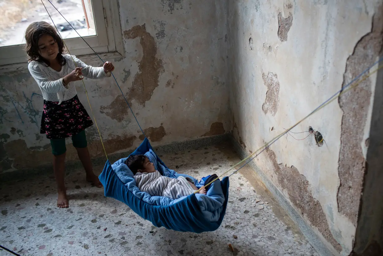 Um bebé afegão de dois meses dorme num edifício abandonado na ilha de Lesbos, na Grécia.
