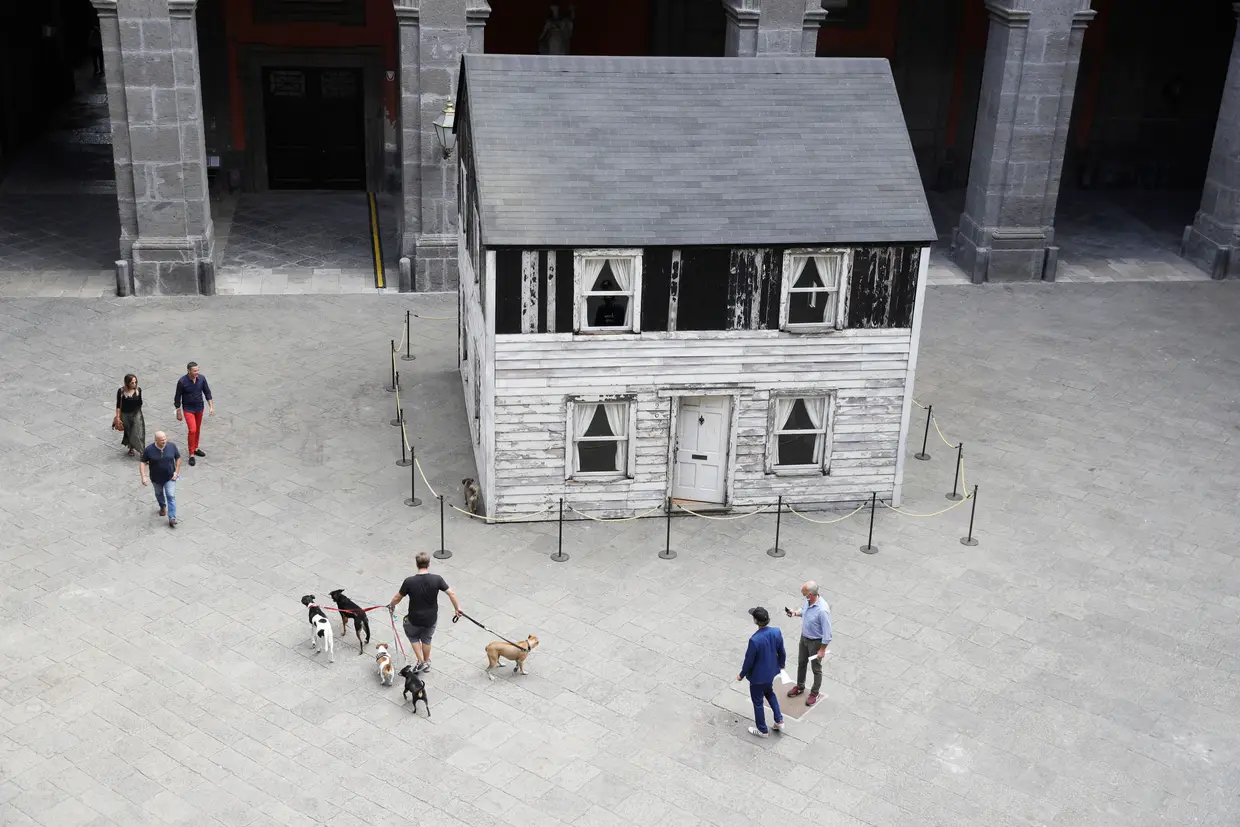 A casa da ativista Rosa Parks, ícone do movimento dos direitos civis dos negros nos Estados Unidos, reconstruída pelo artista Ryan Mendoza e em exposição em Nápoles, Itália.