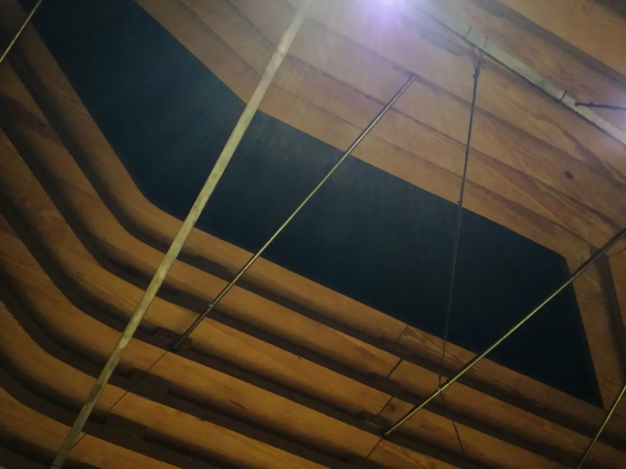 Abertura no teto, capela Árvore da Vida.
