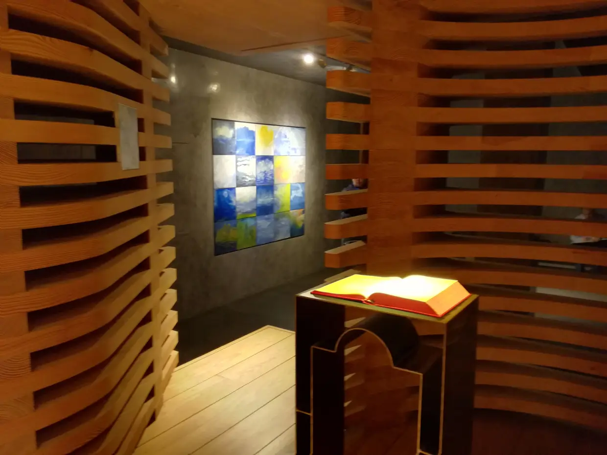 Entrada da capela Árvore da Vida, painel de Ilda David ao fundo.