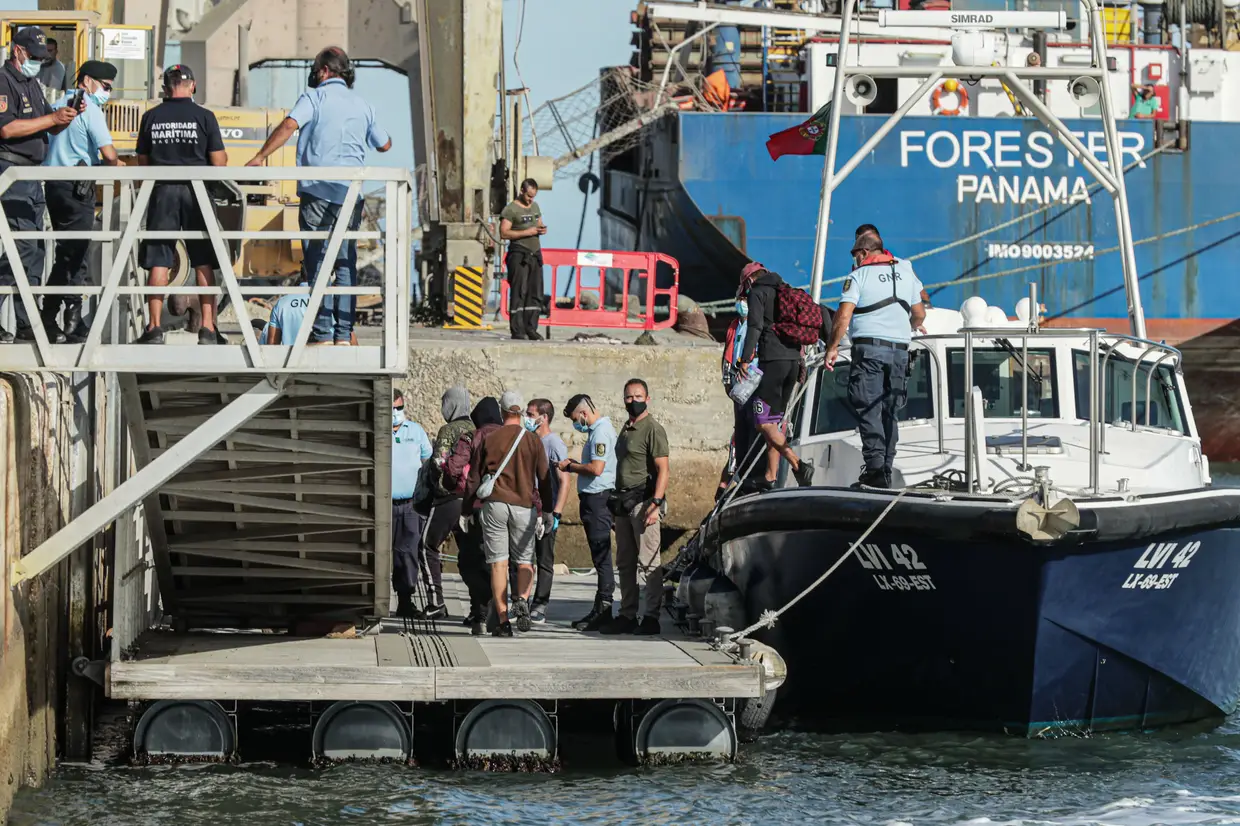 As autoridades intercetaram o grupo de migrantes que desembarcou ilegalmente ao início da tarde na ilha Deserta, em Faro, e que se colocou em fuga de seguida.