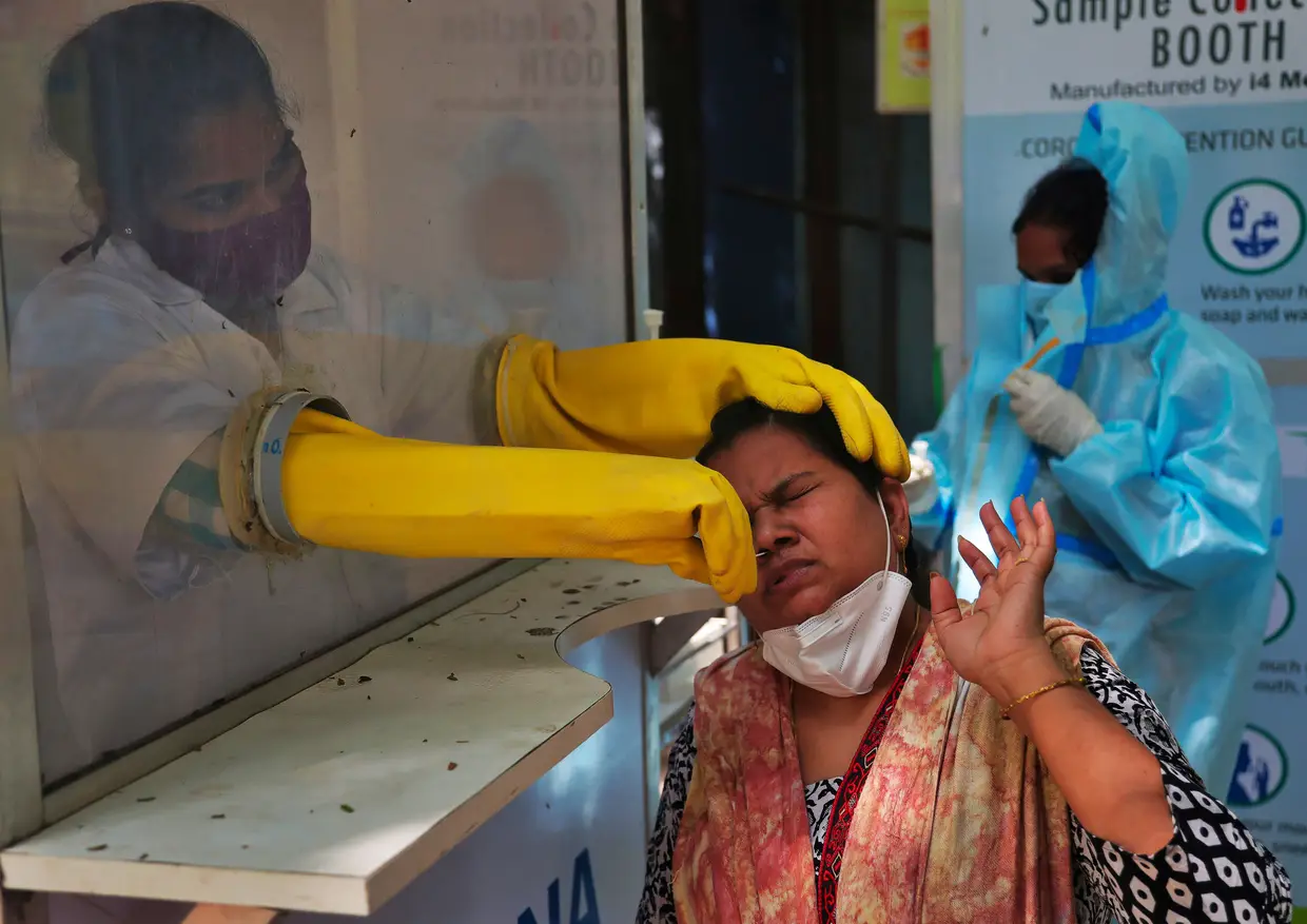 Um centro de testagem à covid-19 em Hyderabad, na Índia, o país que se estima tornar-se no mais atingido pela pandemia em semanas, ultrapassando mesmo os Estados Unidos.