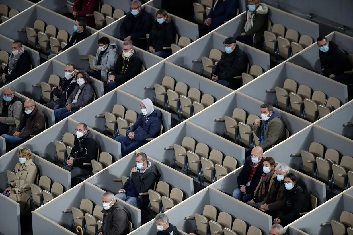 Espectadores assistem à partida de ténis entre Dominic Thiem e Marin Cilic no torneio de Roland Garros, em Paris, França, separados por divisórias para manterem o distanciamento social.