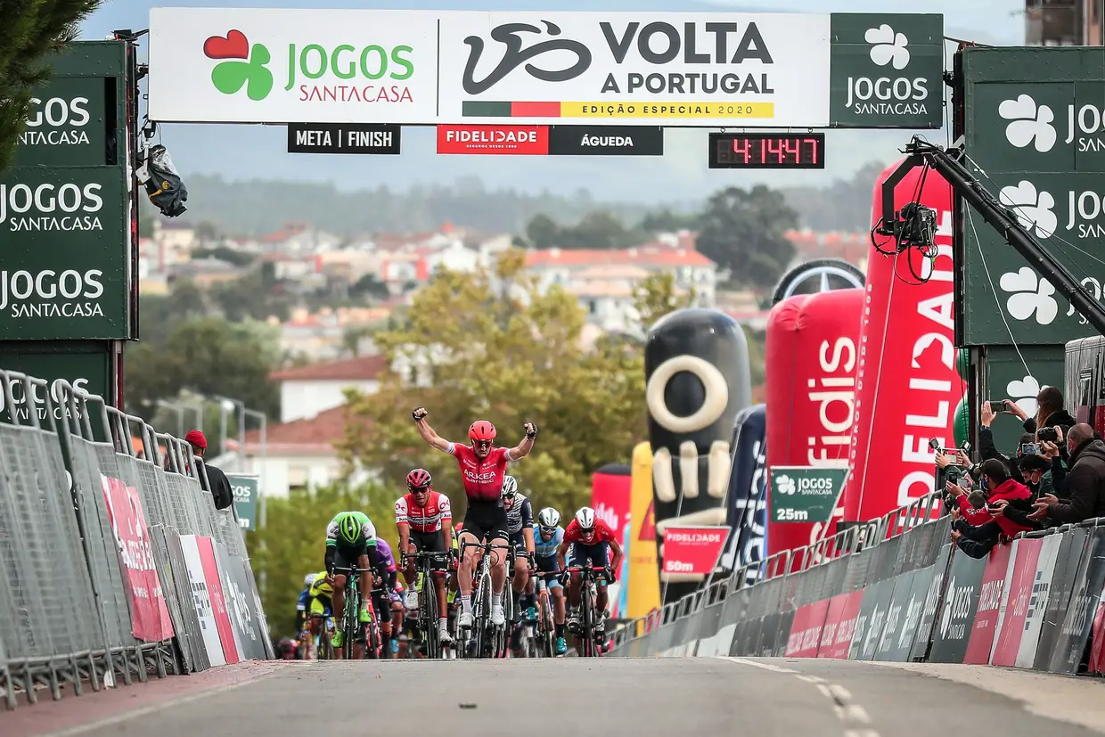 O ciclista britânico Daniel Mcllay, da equipa Arkea - Samsic, festeja a vitória da 5ª etapa da Edição especial da Volta a Portugal, entre Oliveira do Hospital e Águeda, com a distância de 176,3 Km.