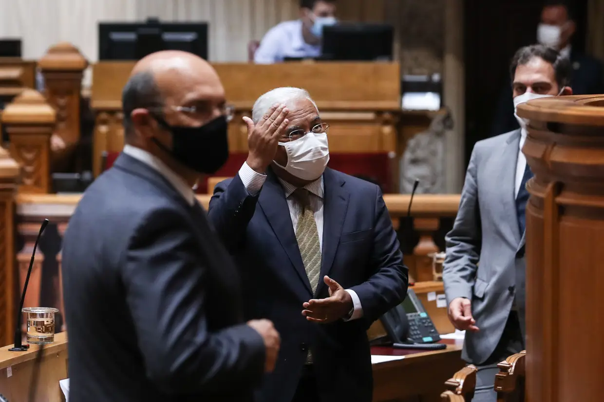 O primeiro- ministro, António Costa, ladeado pelo ministro de Estado, da Economia e da Transição Digital, Pedro Siza Vieira, e por Duarte Cordeiro, secretário de Estado dos Assuntos Parlamentares, à chegada para o debate parlamentar na Assembleia da República, Lisboa