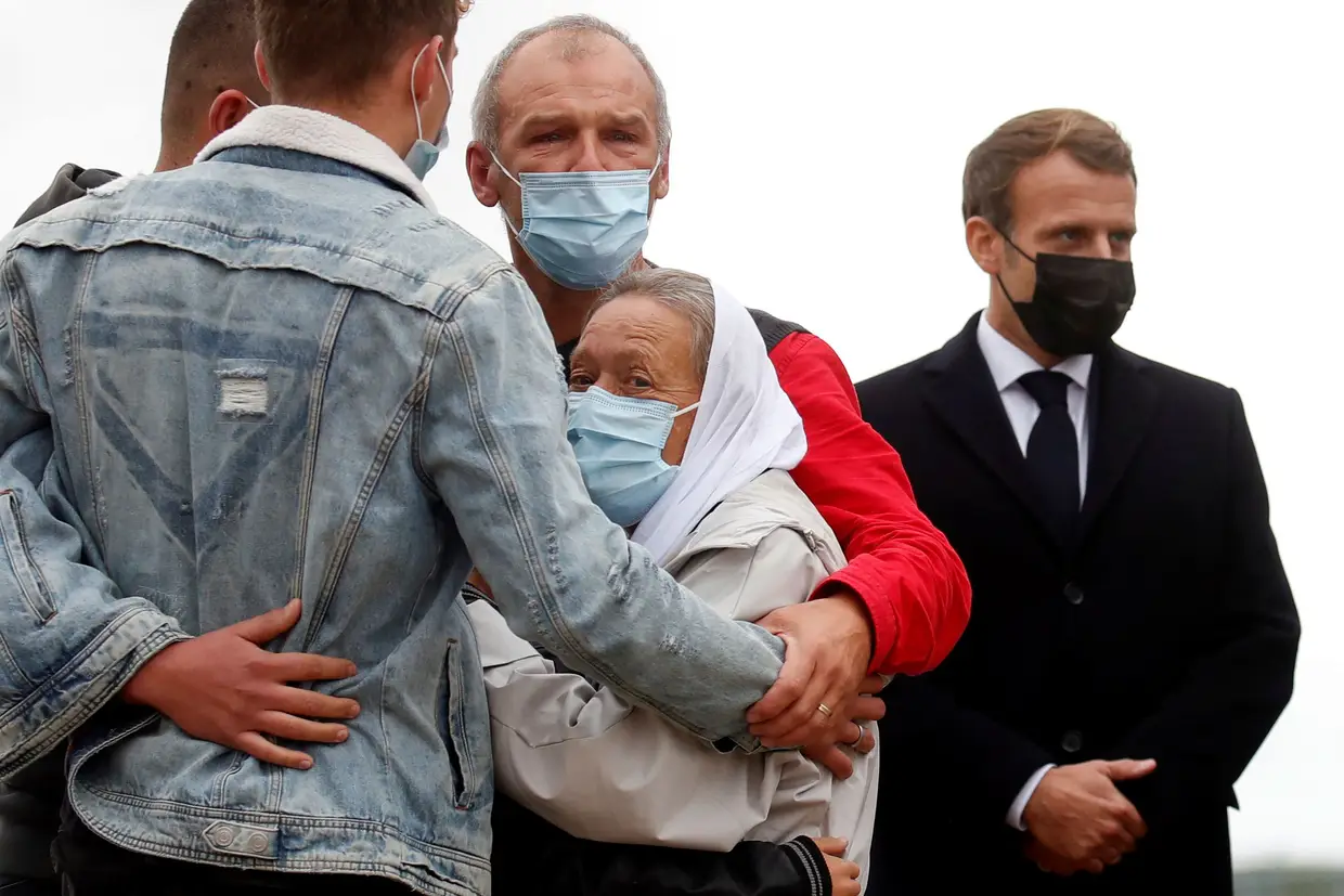 Presidente francês, Emmanuel Macron, com Sophie Petroninm, uma ativista francesa mantido refém pelo Daesh durante quatro anos no Mali. Sophia é abraçada por familiares ao chegar ao aeroporto de Villacoublay, perto de Paris