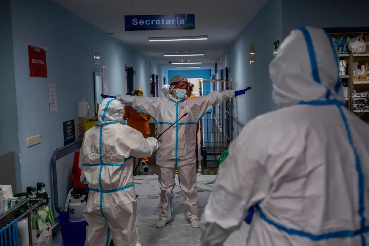 Membro da equipa médica é desinfetado antes de deixar a enfermaria do hospital Severo Ochoa em Leganes, arredores de Madrid, Espanha