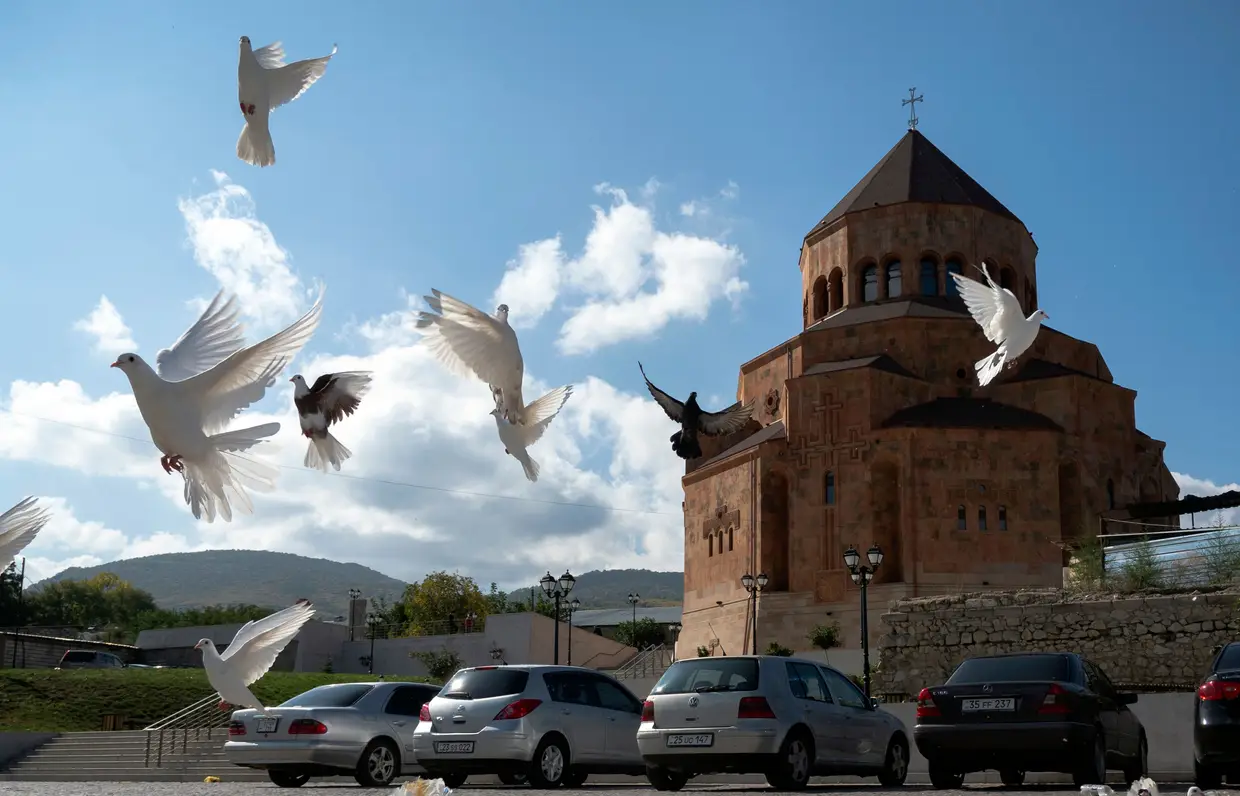 Catedral da Santa Mãe de Deus, em Stepanakert, durante um conflito militar na região separatista de Nagorno-Karabakh