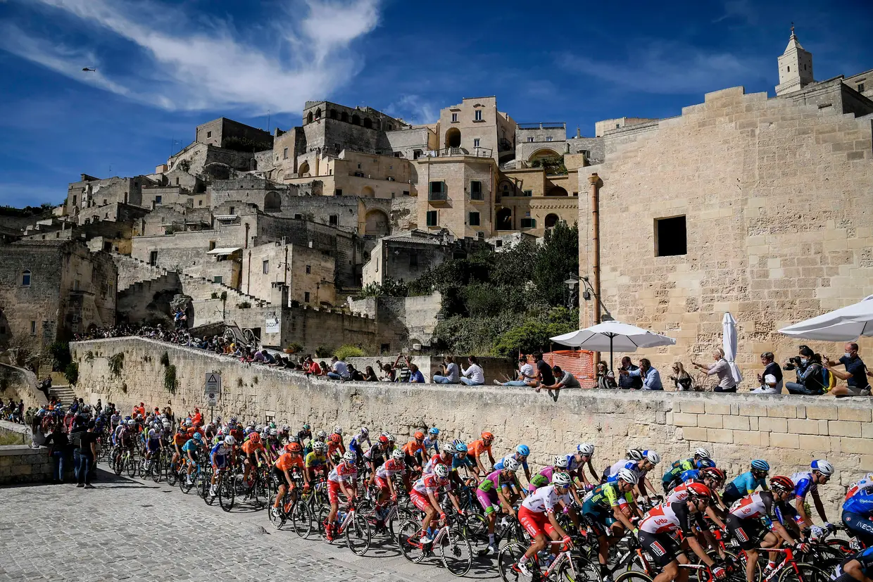 Ciclistas passam por Matera no início da sétima etapa do Giro d'Itália