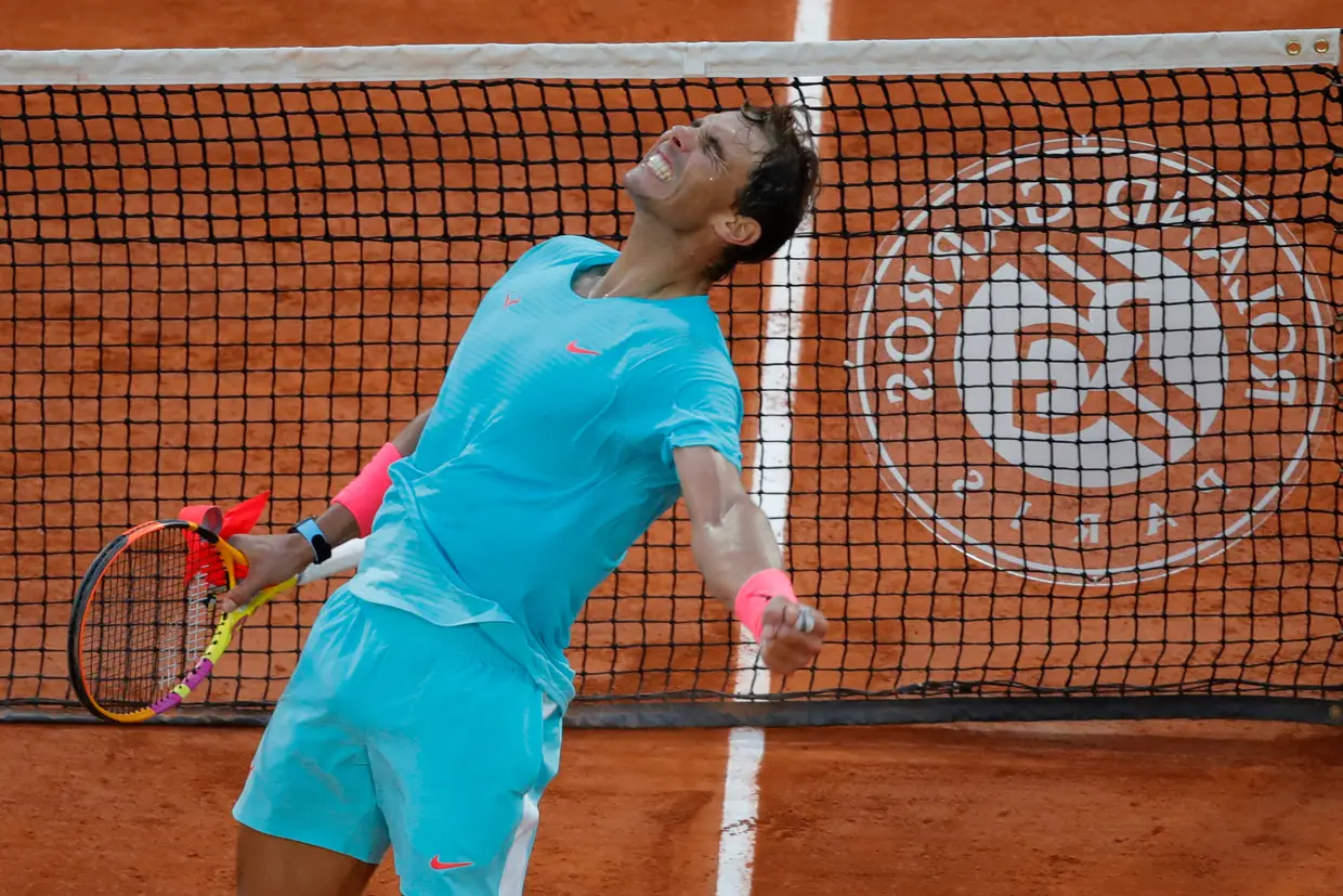 Tenista espanhol Rafael Nadal comemora vitória na semifinal do torneio de Roland Garros, em Paris, França