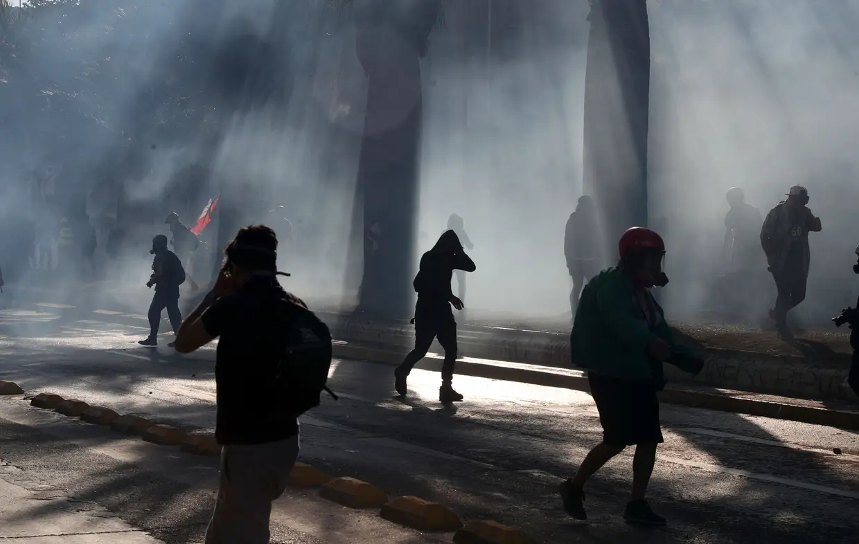 Manifestantes anti-governo viram-se contra a polícia depois de um agente ter alegadamente empurrado um jovem de uma ponte durante um protesto anterior, em Santiago, no Chile.