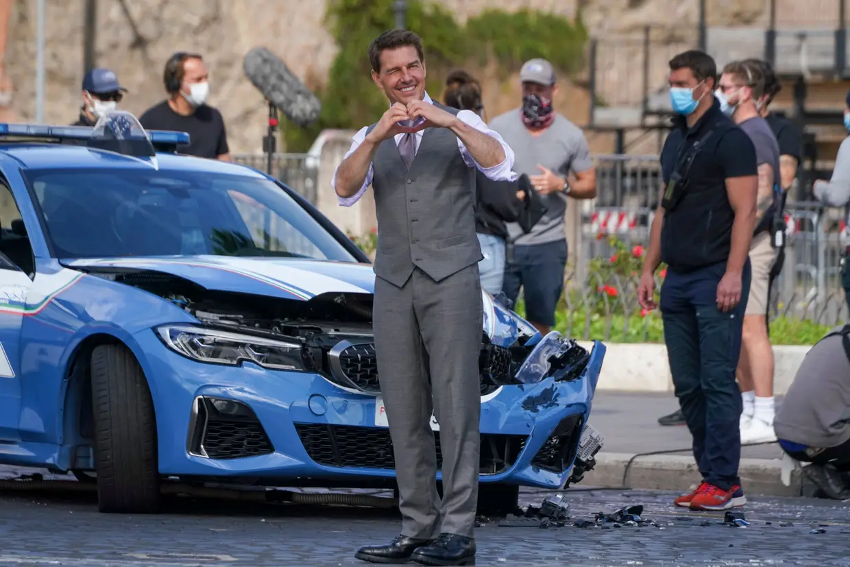 Tom Cruise faz um coração para os fãs durante um intervalo das filmagens do novo filme Missão Impossível 7 que está a ser rodado em Roma.