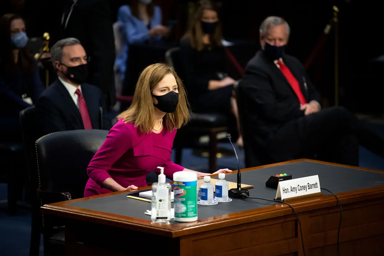 Amy Coney Barrett, a juíza nomeada para o Supremo Tribunal norte-americano, chega à audiência de confirmação do Comité Judiciário do Senado, no Capitólio, em Washington
