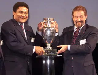 1999. Eusébio e Gilbert Madail, na altura Presidente da Federação Portuguesa de Futebol, posam com o troféu do Euro depois de anunciado que Portugal receberá a competição em 2004.