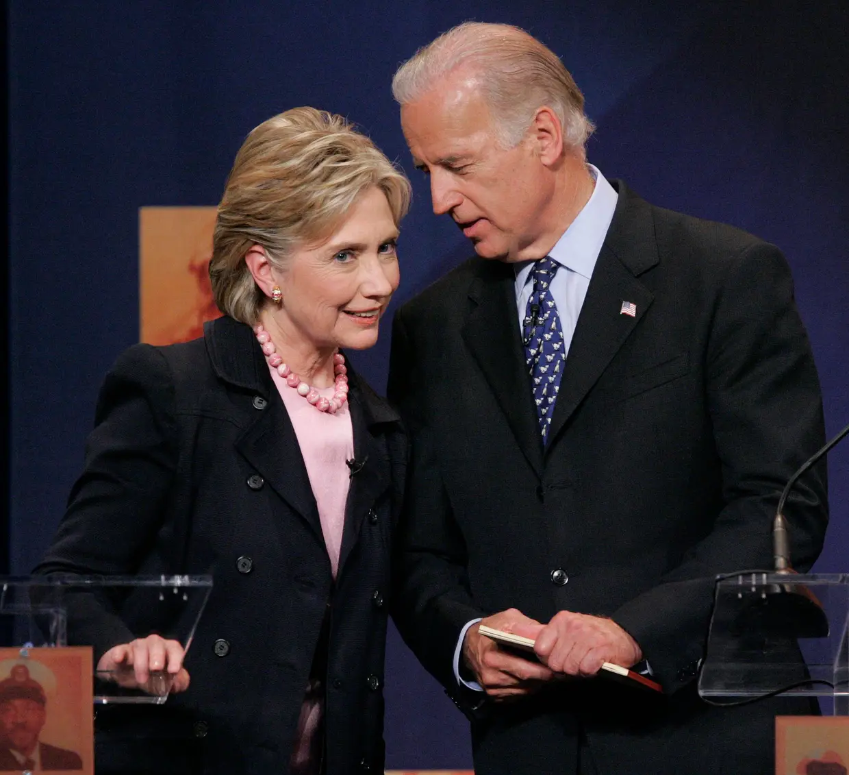 Candidata presidencial Hillary Clinton acompanhada pelo senador Joe Biden, 23 de agosto de 2008.