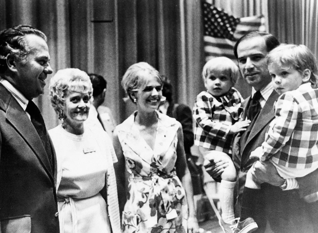 Joe Biden (à direita) com os dois filhos ao colo, Beau e Hunter, durante convenção do Partido Democrático no verão de 1972. Ao centro a sua mulher, Neilia. À acompanhá-los estão, à esquerda, o governador Sherman W. Tribbitt e a mulher, Jeanne.