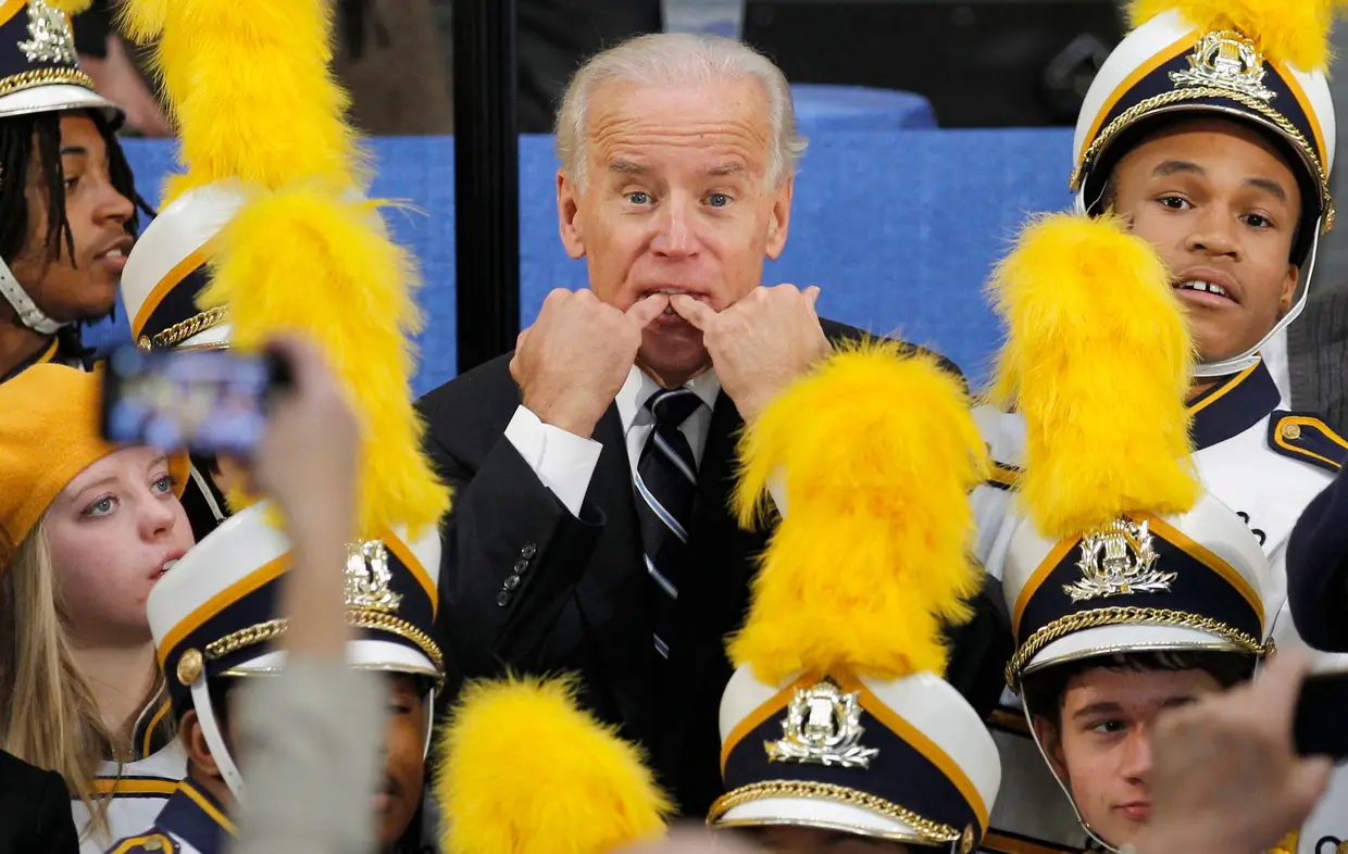 Joe Biden assobia para chamar a atenção de alguém numa visita a uma estação de bombeiros durante a campanha, 15 de novembro de 2011.