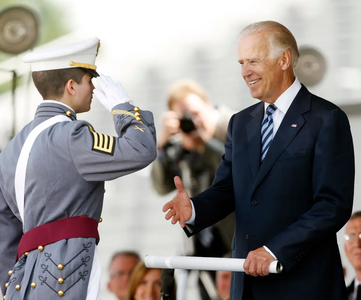 Joe Biden entrega o diploma de licenciatura a Alexander George Pagoulatos, 26 de maio de 2012, Nova Iorque.