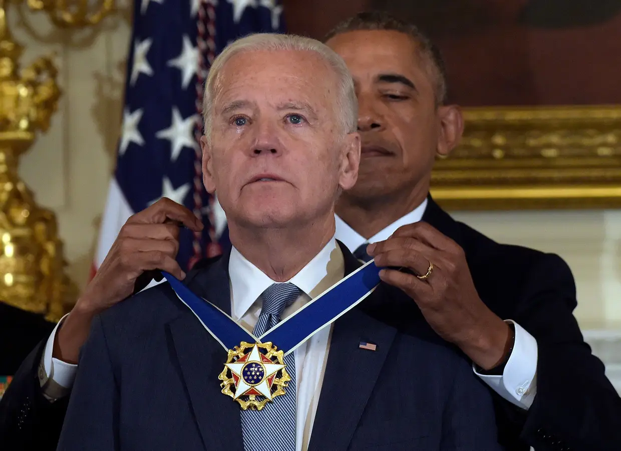 O Presidente Barack Obama condecora Joe Biden com a Medalha Presidencial de Honra, numa cerimónia na Casa Branca, 12 de janeiro de 2017.