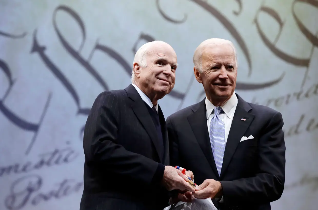 Senador John McCain (1936-2018) recebe a Medalha da Liberdade pelas mãos de Joe Biden, presidente do O National Constitution Center, 16 de outubro de 2017.