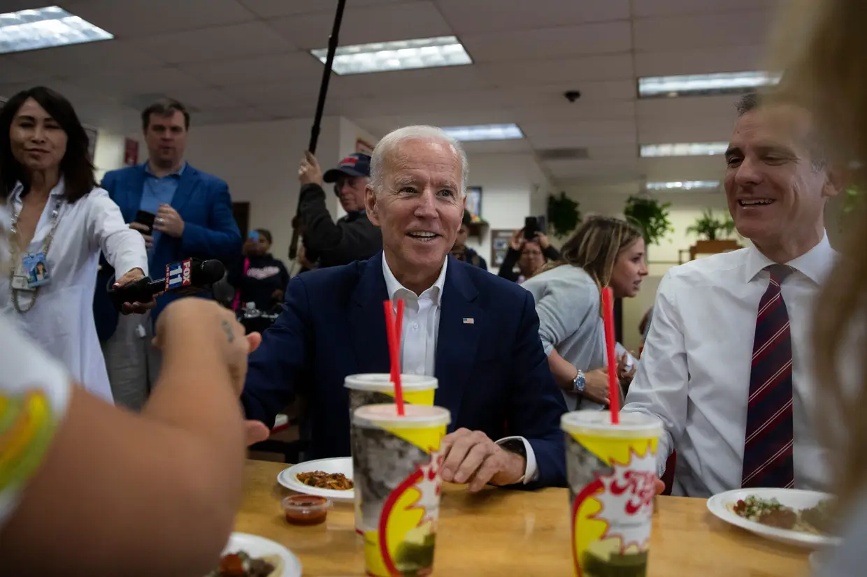 Joe Biden visita um restaurante de fast food com o autarca de Los Angeles, Eric Garcetti, 8 de maio de 2019.