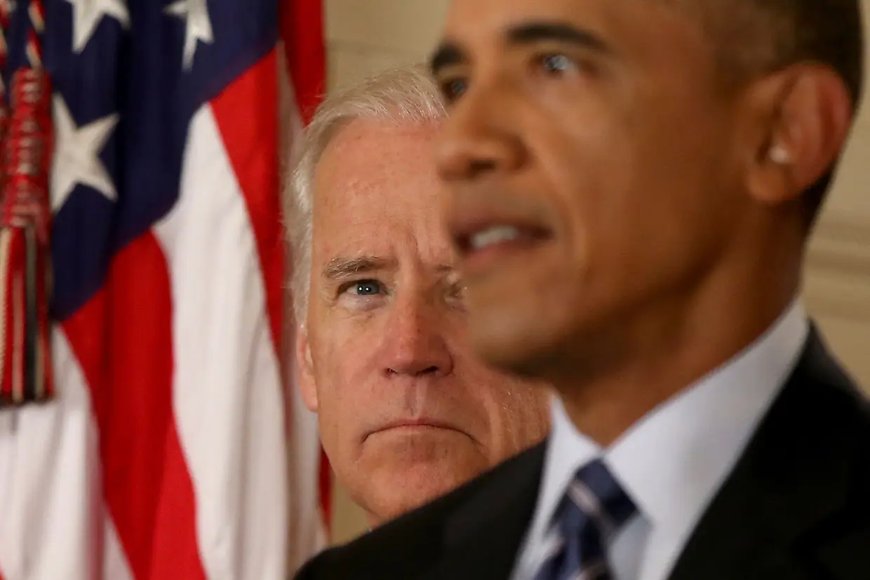Vice-presidente Joe Biden, por trás do Presidente dos Estados Unidos, Barack Obama, 14 de julho de 2015, Casa Branca.