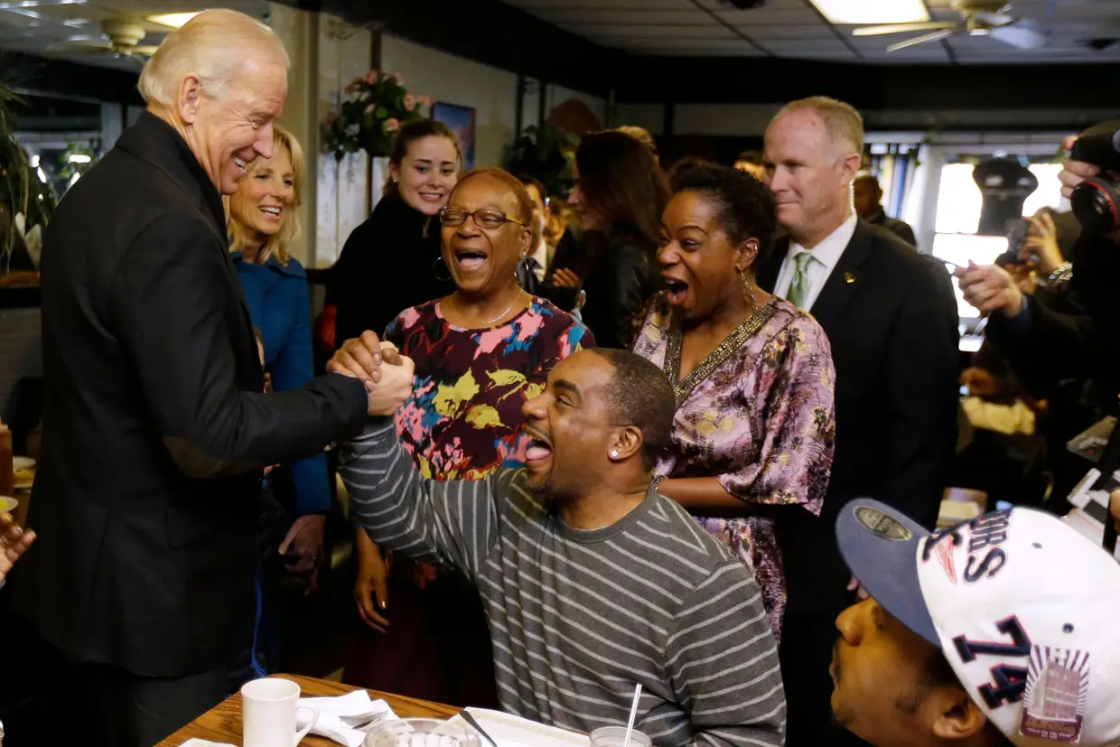 Joe Biden e a mulher, Jill, visitam um restaurante em Cleveland, Ohio, 6 de novembro de 2012.