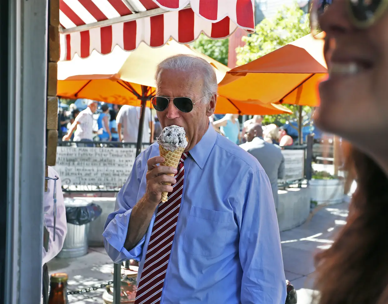 Joe Biden come um gelado durante uma visita a Denver, 21 de julho de 2015.