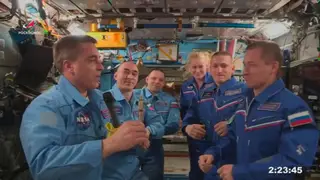 A transferência de comando da Estação Espacial da tripulação de Chris Cassidy (esq.) Anatoly Ivanishin (2º esq.) e Ivan Vagner (3º esq,) para a Expedição 64, os cosmoanautas Sergey Ryzhikov (dir,) e Sergey Kud-Sverchkov (2º dir.) e astronauta Kathleen Rubins