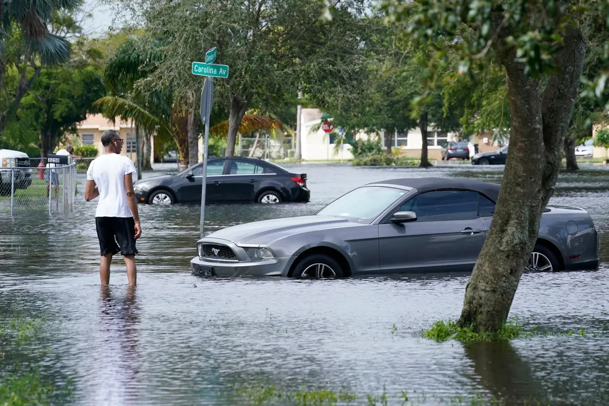 Uma rua inundada em Fort Lauderdale, no sul da Flórida, depois da passagem da tempestade tropical Eta.