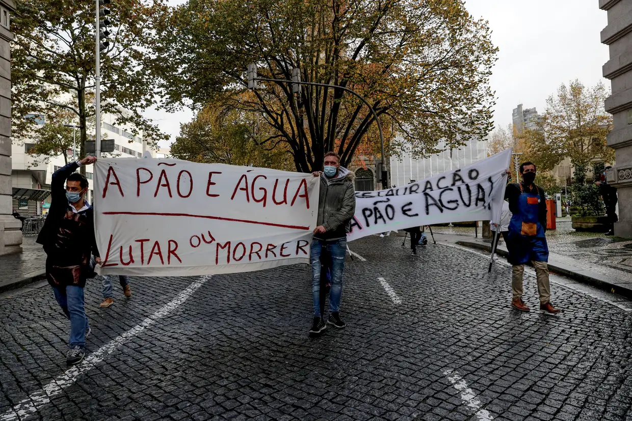 Empresários e trabalhadores da área da restauração protestam no centro do Porto contra as medidas anunciadas pelo Governo de recolhimento obrigatório mais alargado nos fins-de-semana dos próximos 15 dias.