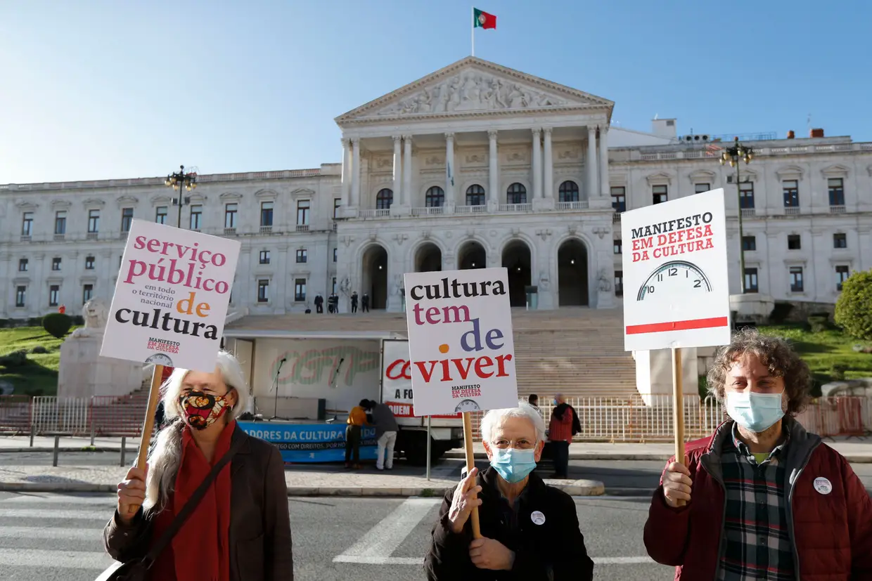 Elementos do sindicato dos Trabalhadores de Espetáculos, do Audiovisual e dos Músicos durante a concentração "Nem Parados Nem Calados, para uma Cultura com Futuro, Por um Futuro com Cultura", em frente à Assembleia da República, em Lisboa. O protesto pretende chamar a atenção para a situação em que vivem atualmente os profissionais da área.