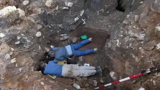 Investigadores no local da descoberta.