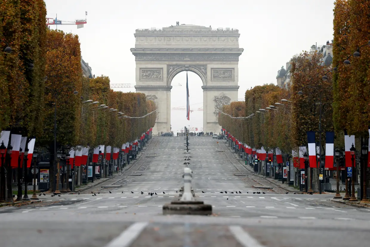 A Avenida dos Campos Elísios, em Paris, vazia durante a cerimónia do Dia do Armistício, que marca o fim da I Guerra Mundial, em 1918.