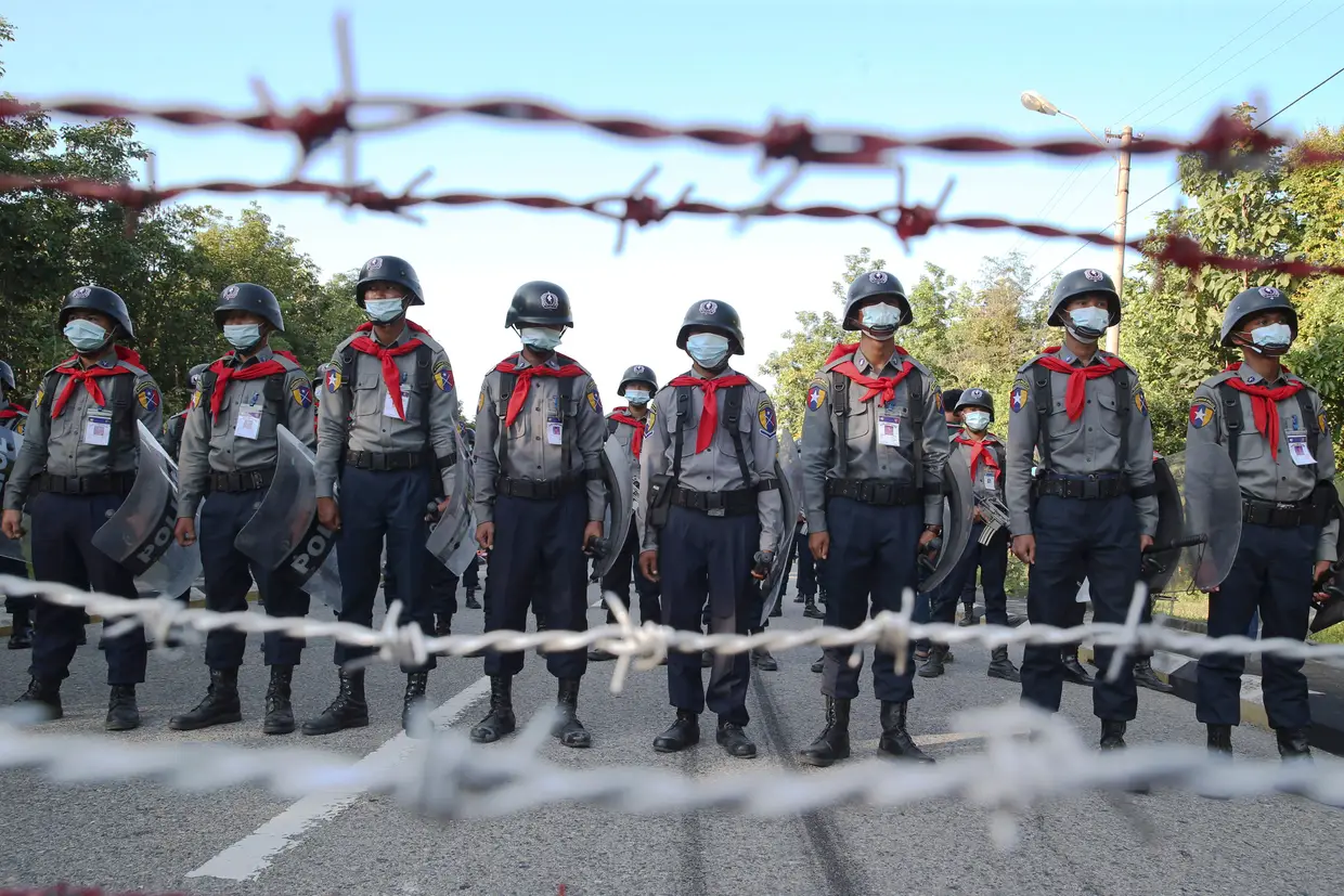 A polícia, com uma barreira de arame farpado, tenta impedir que os manifestantes se aproximem do gabinte da Comissão Eleitoral da União, em Naypyitaw, Myanmar. O principal partido da oposição, apoiado pelos militares, não reconhece a eleição do último domingo, alegando injustiça.