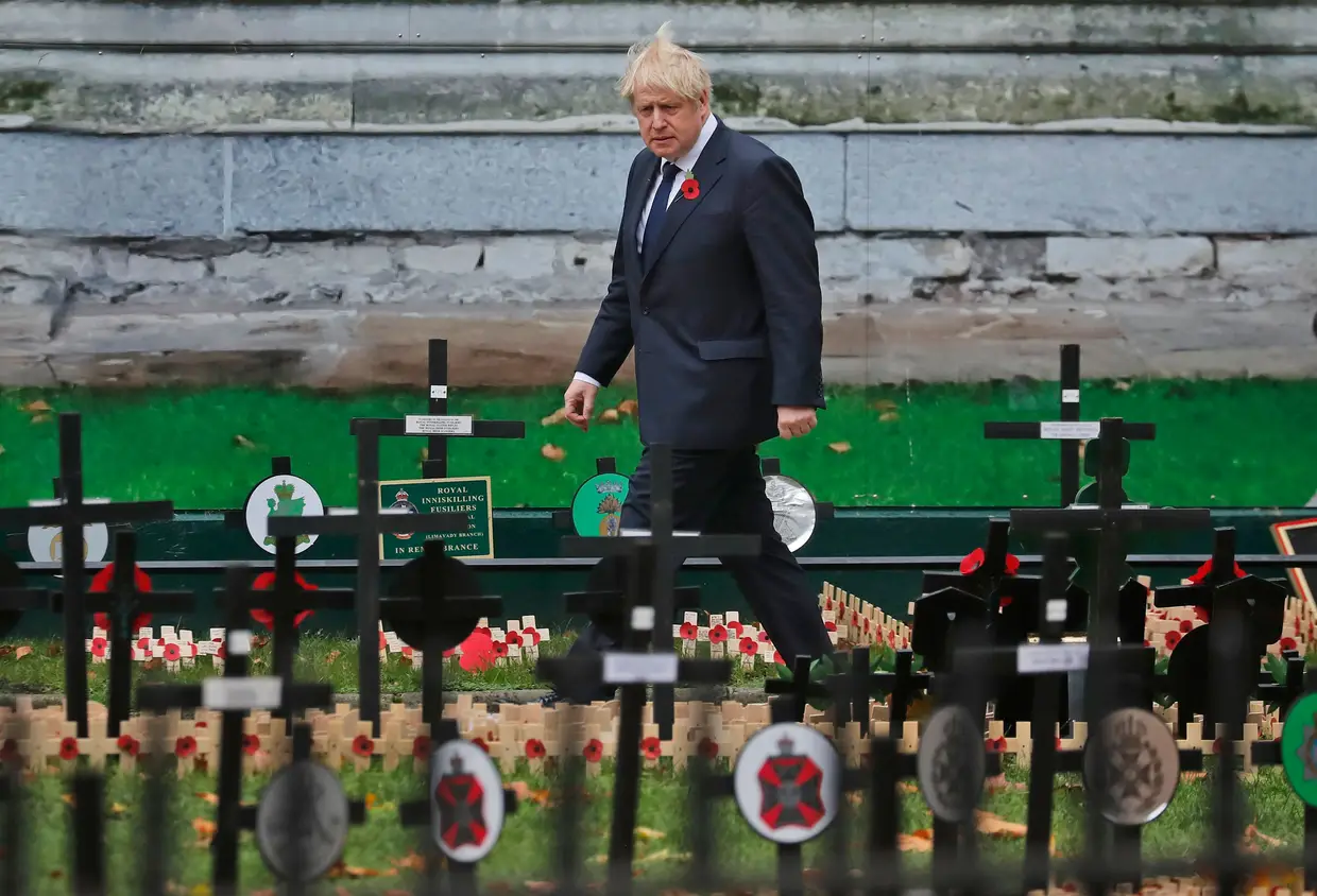 O primeiro-ministro Boris Johnson no "Campo da Memória", depois de deixar a Abadia de Westminster, no final da cerimória que assinala o Dia do Armistício em Londres.