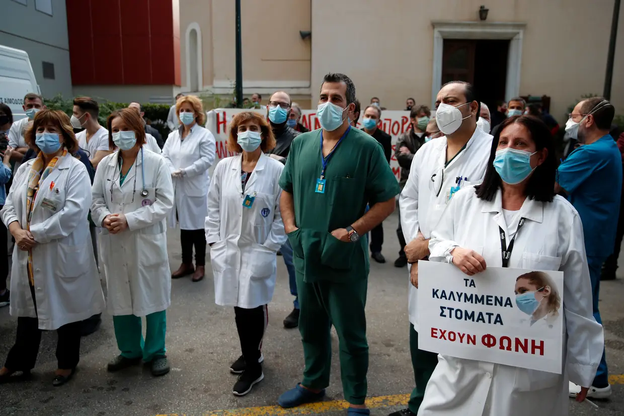 Profissionais de saúde do Hospital Evangelismos, em Atenas, em protesto para exigir mais contratações.