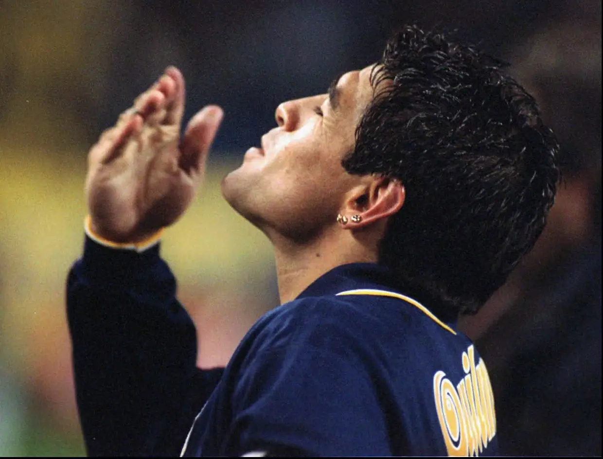 Maradona envia um beijo aos seus fãs em 1997, o ano em que se retirou, novamente, do futebol.