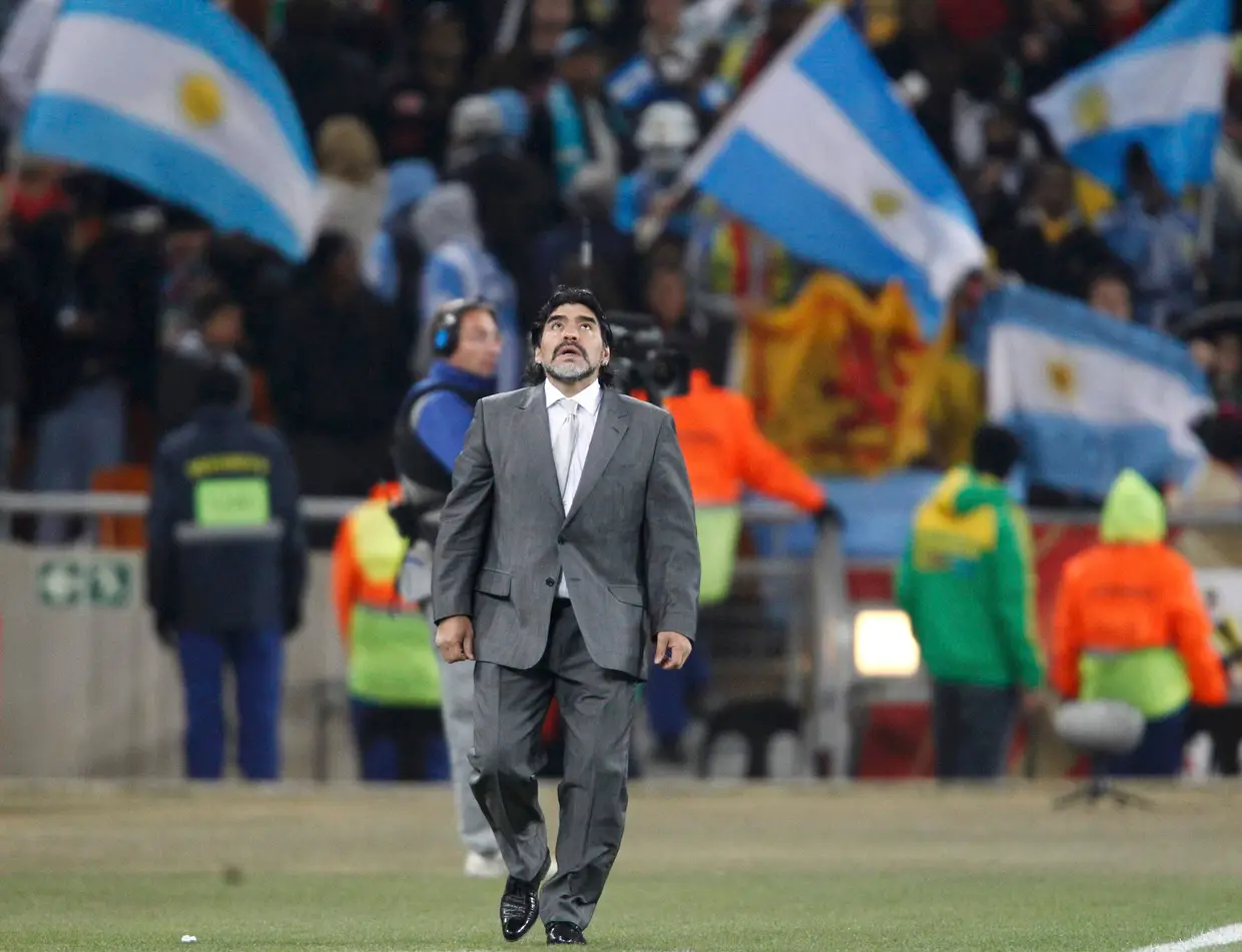 Em 2010, durante o Campeonato Mundial, Maradona olha para o céu depois de Carlos Tevez marcar no jogo contra o México.