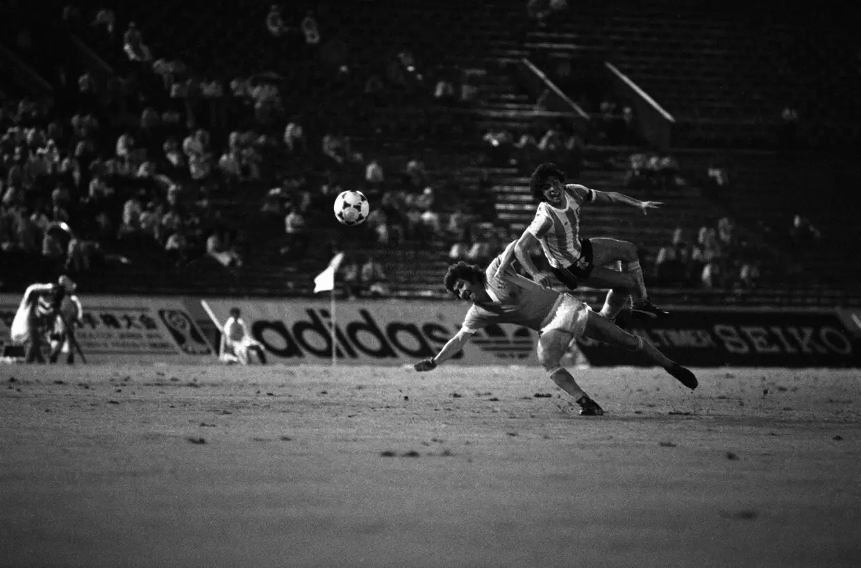 Maradona nas meias-finais do Campeonato Mundial de jovens em Tóquio, em 1979, contra o Uruguai.