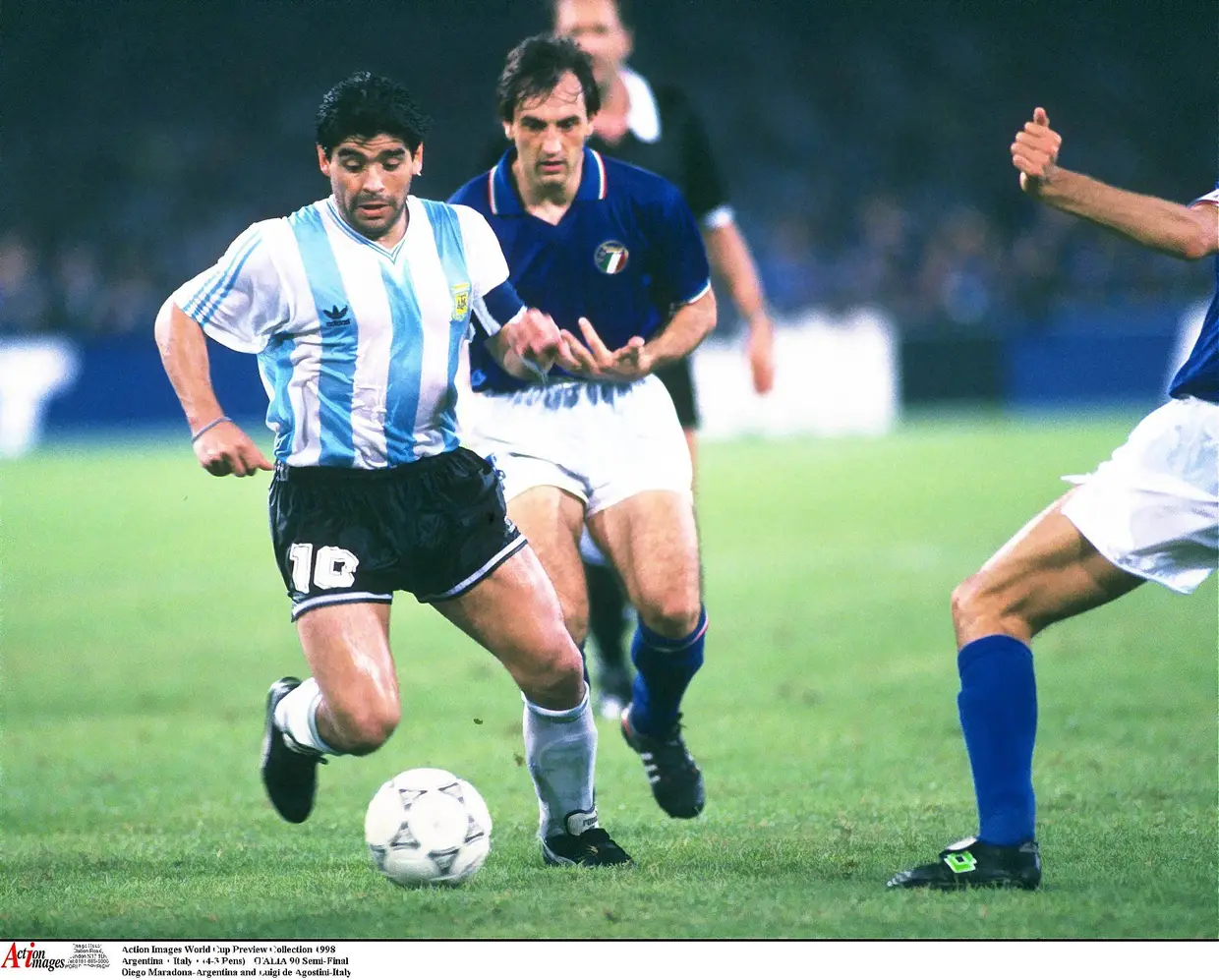 Argentina defronta Itália no Estádio de San Paolo, em Nápoles, no Campeonato do Mundo de 1990.